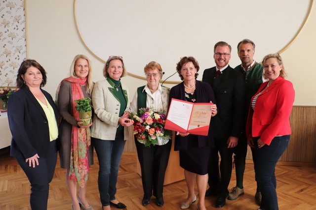 Doris Dirnberger, Elisabeth Grossmann, Bettina Vollath, Ursula Lackner, Oliver Wieser, Gerald Murlasits und Karin Boandl-Haunold ehrten Charlotte Messner (4.v.l.) | Foto: Edith Ertl