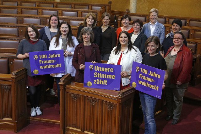 Am 4. Mai 2019 jährt sich das Jubiläum „100 Jahre Frauenwahlrecht in Wien“. Zu diesem Anlass versammelten sich rot-grüne Gemeinderätinnen. Von links: Marina Hanke, Nicole Berger-Krotsch, Barbara Novak, Birgit Hebein, Frauenstadträtin Kathrin Gaal, Sybille Straubinger. Hinten von links: Luise Däger-Gregori, Ursula Berner, Martina Ludwig-Faymann, Waltraud Karner-Kremser, Jennifer Kickert, Safak Akcay und Birgit Jischa. | Foto: PID/Martin Votava