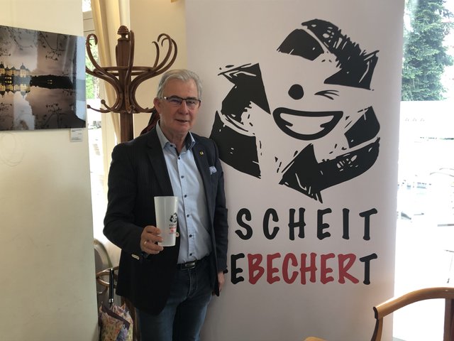 Vereinsobmann Harald Sobe präsentiert die Mehrwegbecher