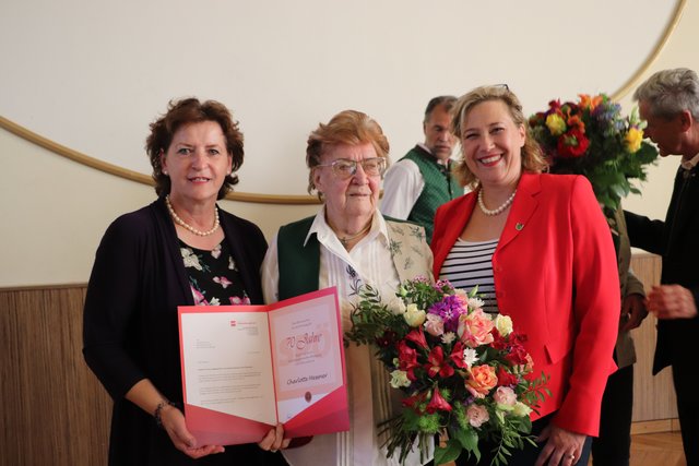 LR Ursula Lackner, Jubilarin Charlotte Messner und Frauenvorsitzende Karin Boandl-Haunold | Foto: Edith Ertl