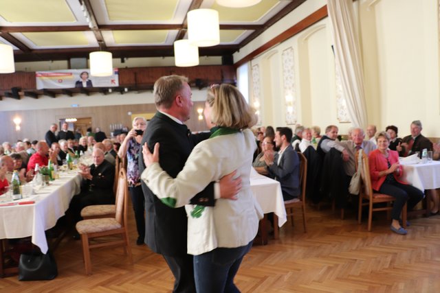 Die Stimmung war so toll, dass Manfred Komericky spontan mit Bettina Vollath ein Tänzchen wagte. | Foto: Edith Ertl