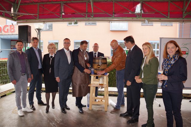 Die versammelte Prominenz beim Bieranstich | Foto: Almer