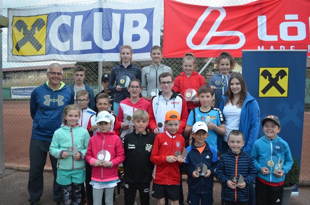 Der siegreiche Tennisnachwuchs, der beim ersten Raiffeisen Jugendcup der Region West, am Start war.