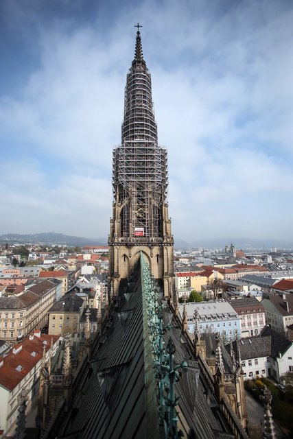 Am 14. Mai wird zum ersten Mal seit Fertigstellung 1901 die Turmkugel geöffnet. In ihrem Inneren werden Reliquien und eine Zeitkapsel vermutet. | Foto: Mariendom