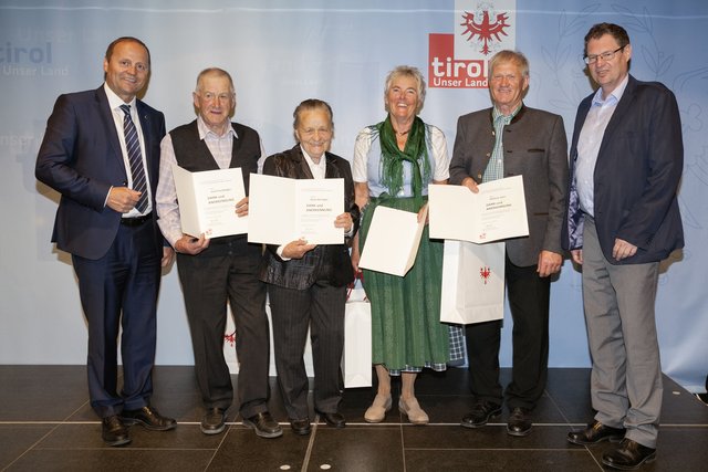 Josef Hochkogler aus Kirchberg, Anna Hirzinger aus Kössen, Melitta Pali aus St. Johann und Mathias Hain aus Westendorf (v. li.) wurden von LH-Stv. Josef Geisler (ganz li.) und Klaus Niedertscheider (ganz re.) für ihre langjährige Tätigkeit im Dienste der Hydrographie ausgezeichnet.