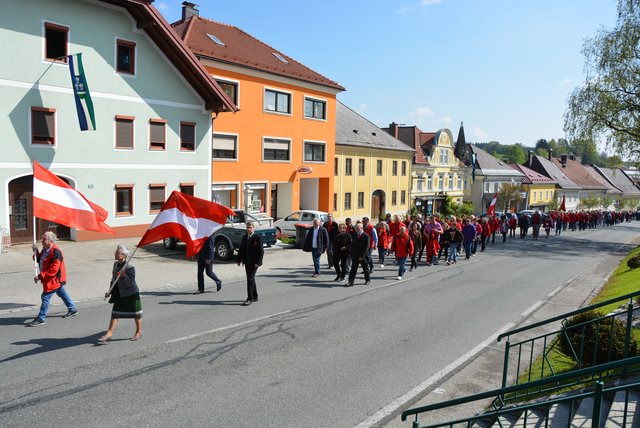 Rund 500 Kundgebungsteilnehmer marschierten bei der Bezirksmaifeier der SPÖ durch Frankenmarkt. | Foto:  SPÖ Vöcklabruck