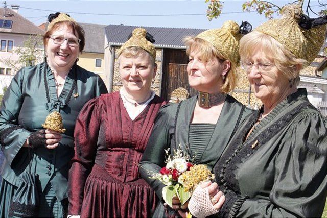 Am 19. Mai sind die Goldhauben aus dem Bezirk Braunau bei Servus TV zu sehen.  | Foto: Servus TV/Degn Film