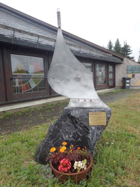 Denkmal vor der Soldatenkirche am Tüpl mit der Friedensbotschaft „Schwerter zu Pflugscharen zu schmieden“ | Foto: Spindler