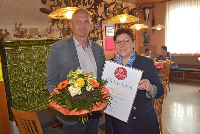 Bürgermeister Helmut Kopeszki gratulierte Herta Walits Guttmann zu Platz 3 bei der burgenländischen Wirte-Wahl.