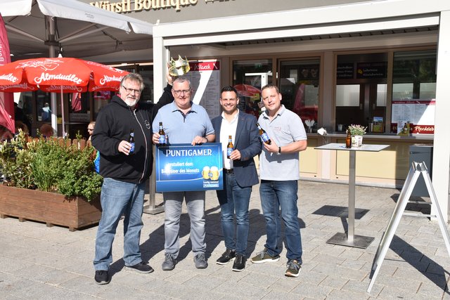 Krönung des Mai-Bierkaisers, v.l.: Bezirksblätter-Redakteur Peter Zezula, Bierkaiser Aaron Herzog, Stefan Ederl (BrauUnion) und Wolfgang Wilczek (Würstelboutique am Hauptplatz).