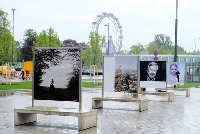 Die kostenlose Ausstellung "Menschenbilder 2019" ist bis Ende Mai rund um das Haus der Wiener Wirtschaft zu sehen.