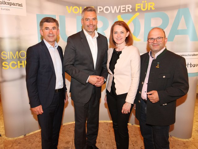 Franz Fartek, Karl Nehammer, Simone Schmiedtbauer, Anton Gangl (v.l.) in der Kulturhalle in Brunn.