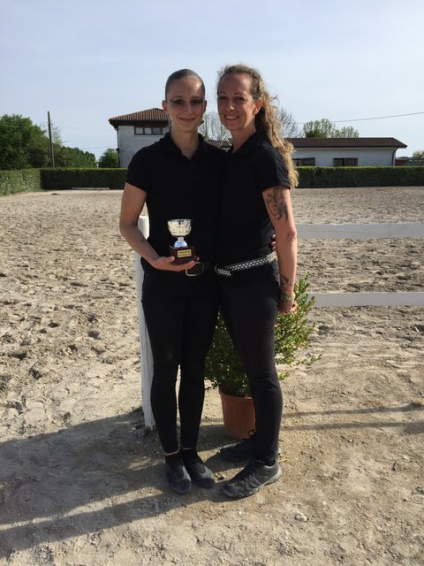 Vanessa Hutter holte sich mit Pferd Crossini an der Longe von Cornelia Maier den zweiten Platz beim Voltigierturnier in Italien. 