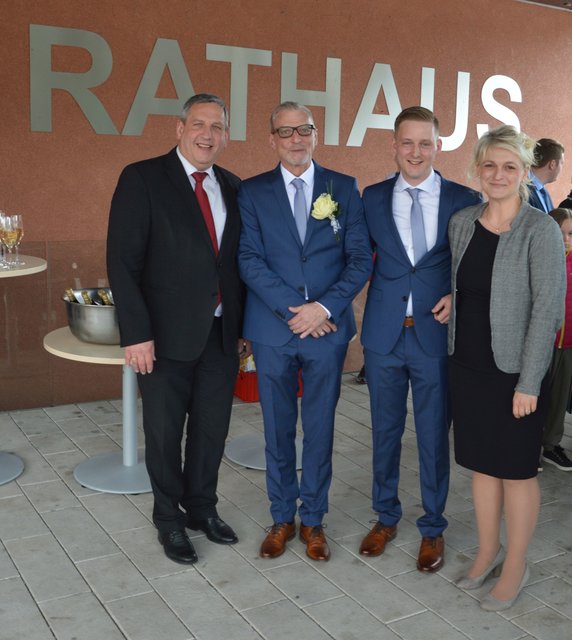 Bürgermeister Ing. Fritz Feichtinger und Standesbeamtin Eva Plasch mit den zwei frisch Vermählten, Stephan und Marco Lehner.