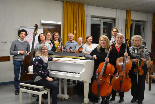 Tradition trifft Moderne: Die Orchestermusiker des Musikvereins St. Pölten mit Daniel Rueda-Blanco (li.). | Foto: Petra Weichhart