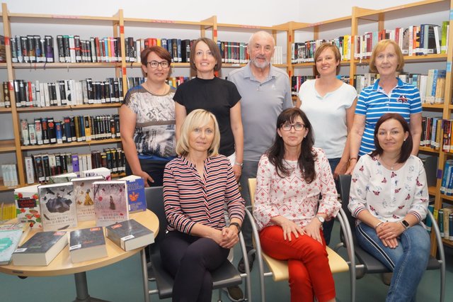 Das Team der Bücherei.
Stehend, von links nach rechts: Andrea Prenninger, Monika Danninger, Büchereileiter Heinz Sandberger, Christa Oberlehner, Brigitte Krenn
Sitzend, von links nach rechts: Margarete Ferihumer, Doris Bartos, Birgit Humer