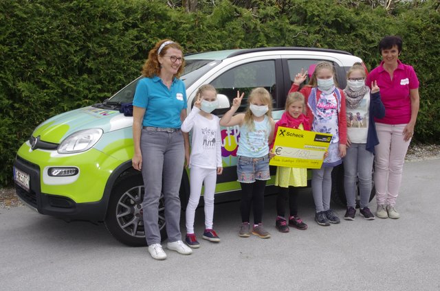 Bei der Spendenübergabe bekamen die Kinder eine Führung durch das mobile Tageshospiz.  | Foto: Anglöckler Maria Alm/Hospiz-Bewegung Salzburg