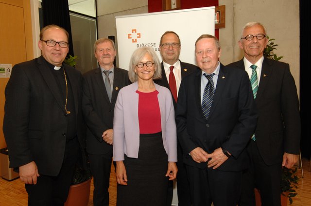 Ausgezeichnet mit dem Petrus-Canisius-Orden in Gold durch Bischof Hermann Glettler (l.) und Generalvikar Florian Huber (r.): Peter Koller, Elisabeth Medicus, Benedikt Erhard und Walther Prüller.