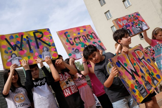 Bunt und fröhlich zeigten sich die 390 Schüler der Integrativen Werkstatt Brigittenau bei der Feier zum 20. Geburtstag.