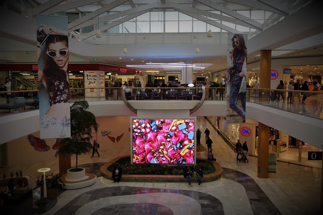 Die durch die Neugestaltung der Mall entstandene "Spielbühne" der KundInnen ...