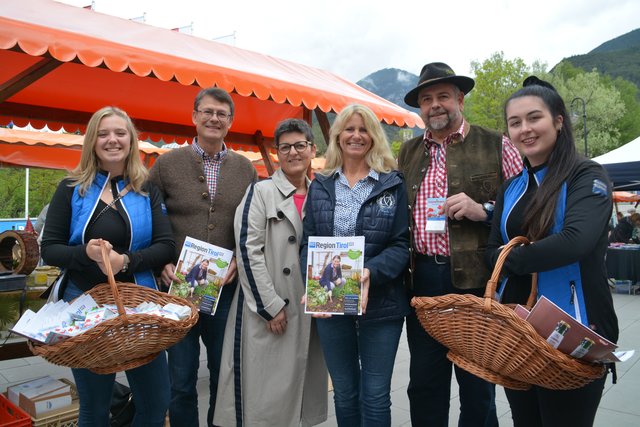 Bezirksblätter-Mädels Anna (l.) und Viktoria (r.) mit (v. l.) Bgm. Thomas Öfner, Daniela Ennemoser, Vize-Bgm.in Iris Zangerl-Walser und Marktleiter Robert Neuner.
