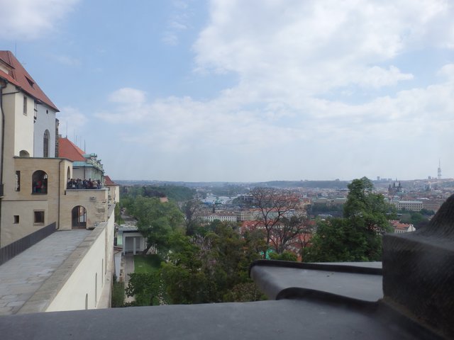 ein Blick vom historischem Fenster über Stadt