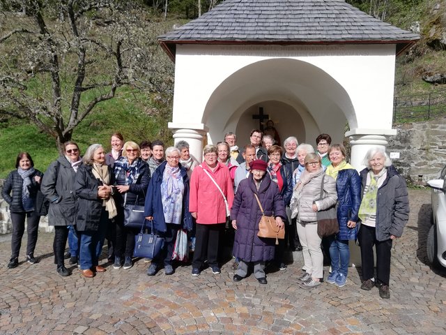 Die Gruppe der Frauenselbsthilfe nach Krebs für Tirol mit Obfrau Carla Kolb Pederzolli (6. Frau von rechts) vor der Brunnenkapelle in Kaltenbrunn.
