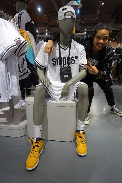 Der junge Mann rechts ist echt, ...