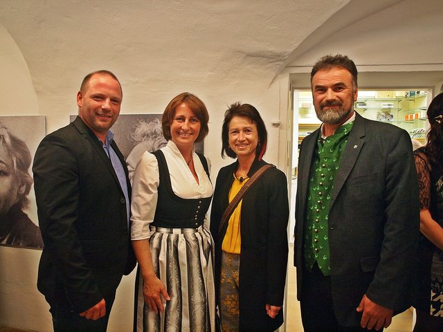 v.l.: Vizebürgermeister Dani Wriessnig, Landtagsabgeordnete Angelika Kuss-Bergner, Direktorin der NMS Bleiburg und Künstlerin Christine Meklin und Stadtrat Marko Trampusch