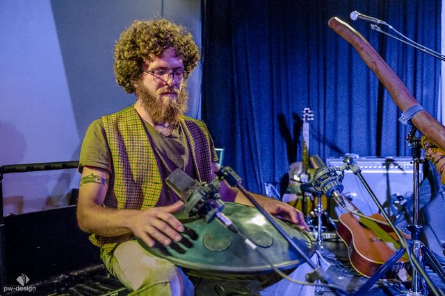 Stephan Mader aus Zirl, mit Didgeridoo, Handpan und Gitarre