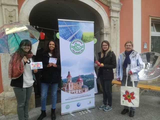 Kreativ und engagiert wurden nachhaltige Ziele beim Streuobsttag in Pöllau präsentiert (Victoria Allmer, Modellregionsmanagerin, 2.v.r.)