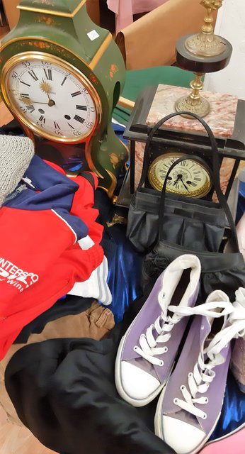 Facebook, (https://www.facebook.com/Flohmarktcenter-Amon-872515482868165/)-Seite.)