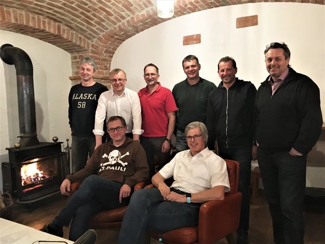 Zu den "Fratres Stulti" gehören (hinten von links:) Joe Treiber, Ronny Meitz, Christian Horvath, Charly Neubauer, Willi Hoschek, Martin Werkovits, (vorne sitzend:) Hans-Peter Rucker und Peter Pommer.