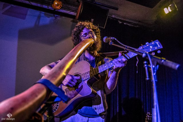 Stephan Mader aus Zirl, mit Didgeridoo, Handpan und Gitarre