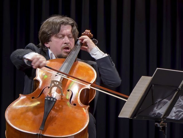 Cellist Friedrich Kleinhapl gastiert als Solist beim Antonín Dvořák Cellokonzert in h-Moll im Rahmen des Orchesterkonzerts am 21. Mai in der Stadthalle Fürstenfeld. | Foto: KK