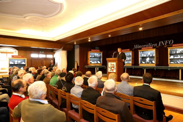 Interessierte Zuhörer im Saal des Gasthofes Senningerbräu. | Foto: Franz Neumayr