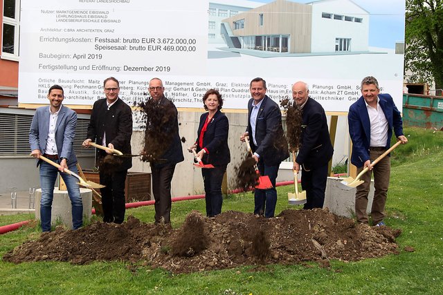 Setzten den Spatenstich für den neuen Grenzlandsaal: Christian Krottmaier, Werner Zuschnegg, LIG-GF Carl Skelar, LR Ursula Lackner, Bgm. Andreas Thürschweller, Vizebgm. Alfred Rauch, Florian Arnfelser (v.l.) | Foto: Franz Krainer