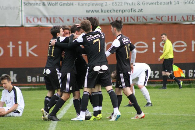 Der SV WinWin Landeck bejubelte den 5:0-Sieg gegen die SPG Arlberg.