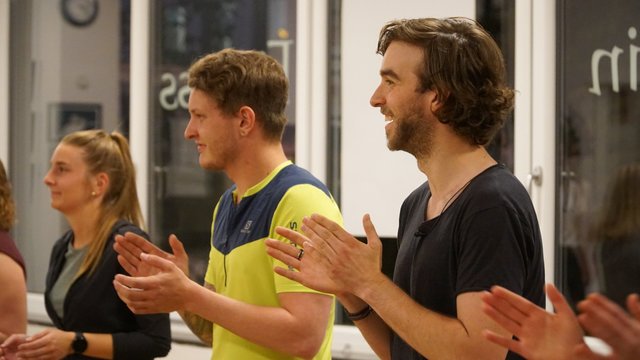 Zu Beginn der Tanzstudio mussten wir erstmal den Salsa-Rhythmus finden und fühlen. | Foto: Forthuber&amp;Schrofner
