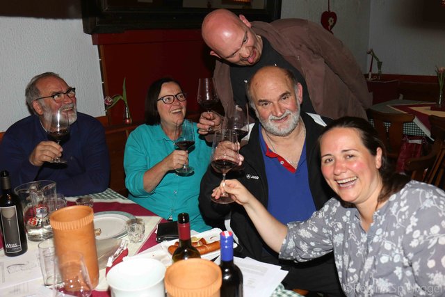 Wie praktisch, dass es im Familienclan Mayer einen Weinfachmann und eine Weinfachfrau gibt. Rudolf Mayer, Onkel von Roland Mayer und Cousine Alexandra Bonomeo sind immer auf der Suche nach gutem Wein für das Gasthaus. Diesen Abend wurden Weine aus dem Burgenland verkostet.
