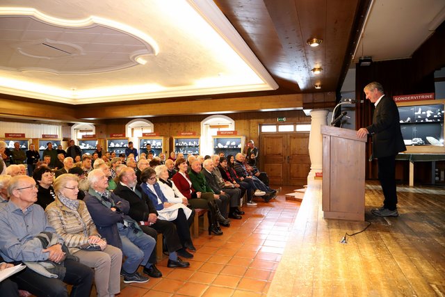 Erwin Burgsteiner bei seinem kurzweiligen Vortrag. | Foto: Franz Neumayr