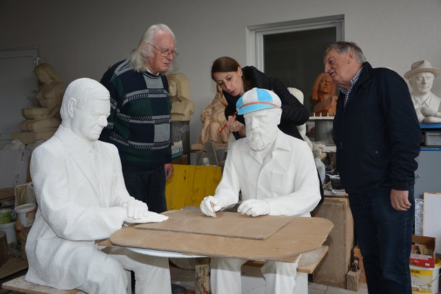 Letzter Feinschliff an den Gipsmodellen vor dem Bronzeguss: Künstler Josef Lehner (l.), Dir. Melanie Franke und Bgm. Franz Handler.