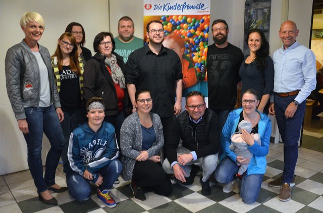 vlnr 1. Reihe: Andreas Knapp, Denise Kreuz, Willi Reiter, Verena Höbinger mit Sohn Ben
2. Reihe vlnr: Ulrike Schachner, Laura Wagner, Claudia Sainitzer, Ing. Peter Bauer, Dominic Schlatter, Thomas Knapp, Nicole Punz, Robert Nußbaummüller