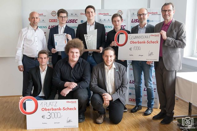 1. Platz: Hextube
Personen von links nach rechts:
Stefan Zauner, Tobias Schnetzinger, Florian Pfeiffer, Felix Größbacher, Marvin Kleinlehner, Lukas Gratzer, Rene Derfler, DI Herbert Teufel (Technischer Geschäftsführer ESA), MMag. Rainer Graf (Schulzentrum Ybbs)