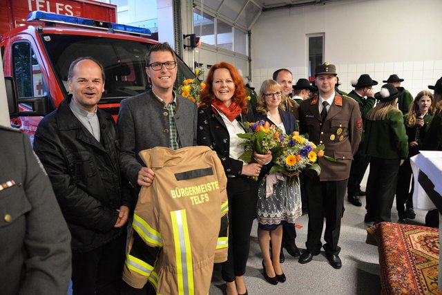 Für den Bürgermeister gab es eine Feuerwehrjacke, Dekan Peter Scheiring und LA Cornelia Hagele freuten sich mit | Foto: Dietrich