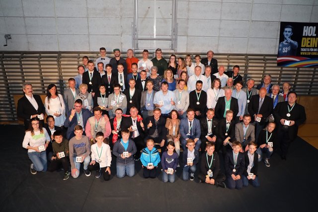Gruppenbild der ausgezeichneten Sportlerinnen und Sportler mit dem Leobener Bürgermeister Kurt Wallner und Sportreferentin Margit Keshmiri (beide
zweite Reihe, 7. und 8. v.l.).