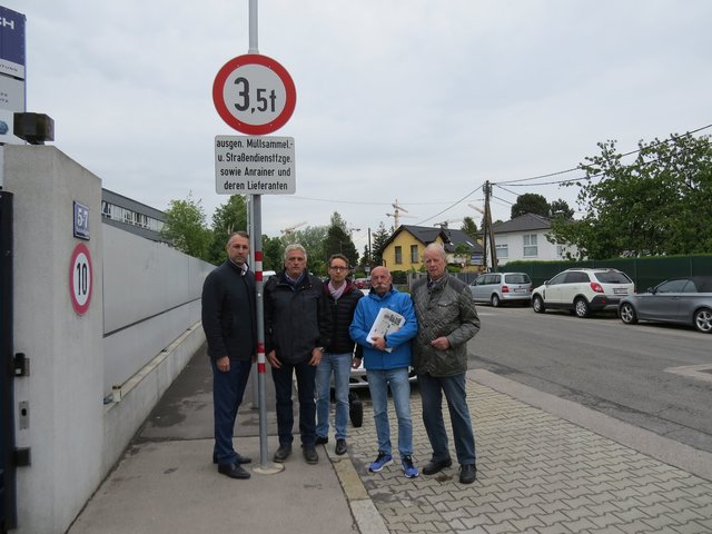 Die Oppositionspolitiker von ÖVP, FPÖ und WIFF gemeinsam mit den Sprechern der Bürgerinitiative Alexander Kropf und Helmut Sommerer (3.+4.v.li.)