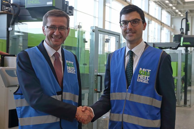 Wirtschafts- und Forschungslandesrat Markus Achleitner mit Engel-Geschäftsführer Stefan Engleder (v. l.).
