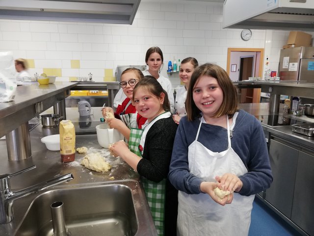 Kurz vor Ostern planten und organisierten elf Schülerinnen der 4 BHL der HLW Perg einen Kinderkochkurs in Zusammenarbeit mit der Volksschule Perg.  | Foto: HLW Perg