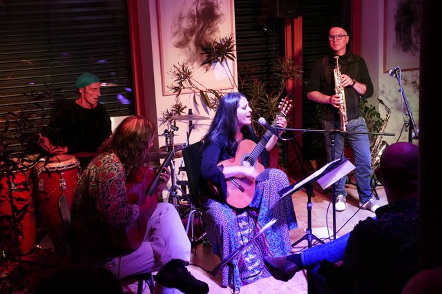 Das Cuarteto Habana bestehend aus den Musikern Maria Veliz-Delgado, Michi Brandl, Manfred Wambacher und Bernie Rothauer.